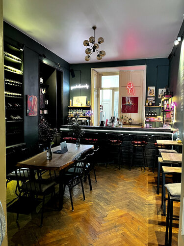 Bar Happens — вино, коктейли и караоке placement